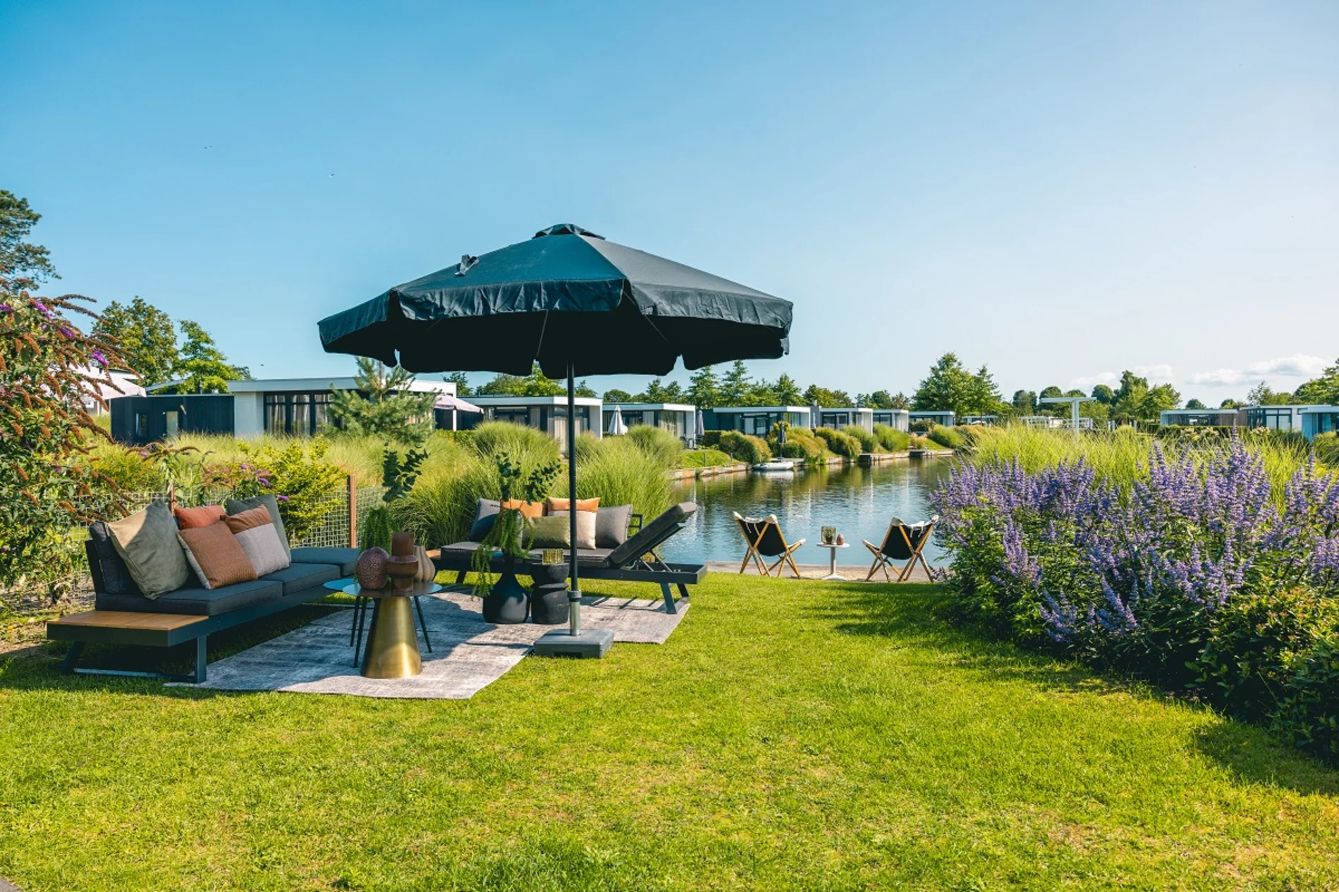 EuroParcs_Veluwemeer_view_on_the_water_with_a_lounge_set
